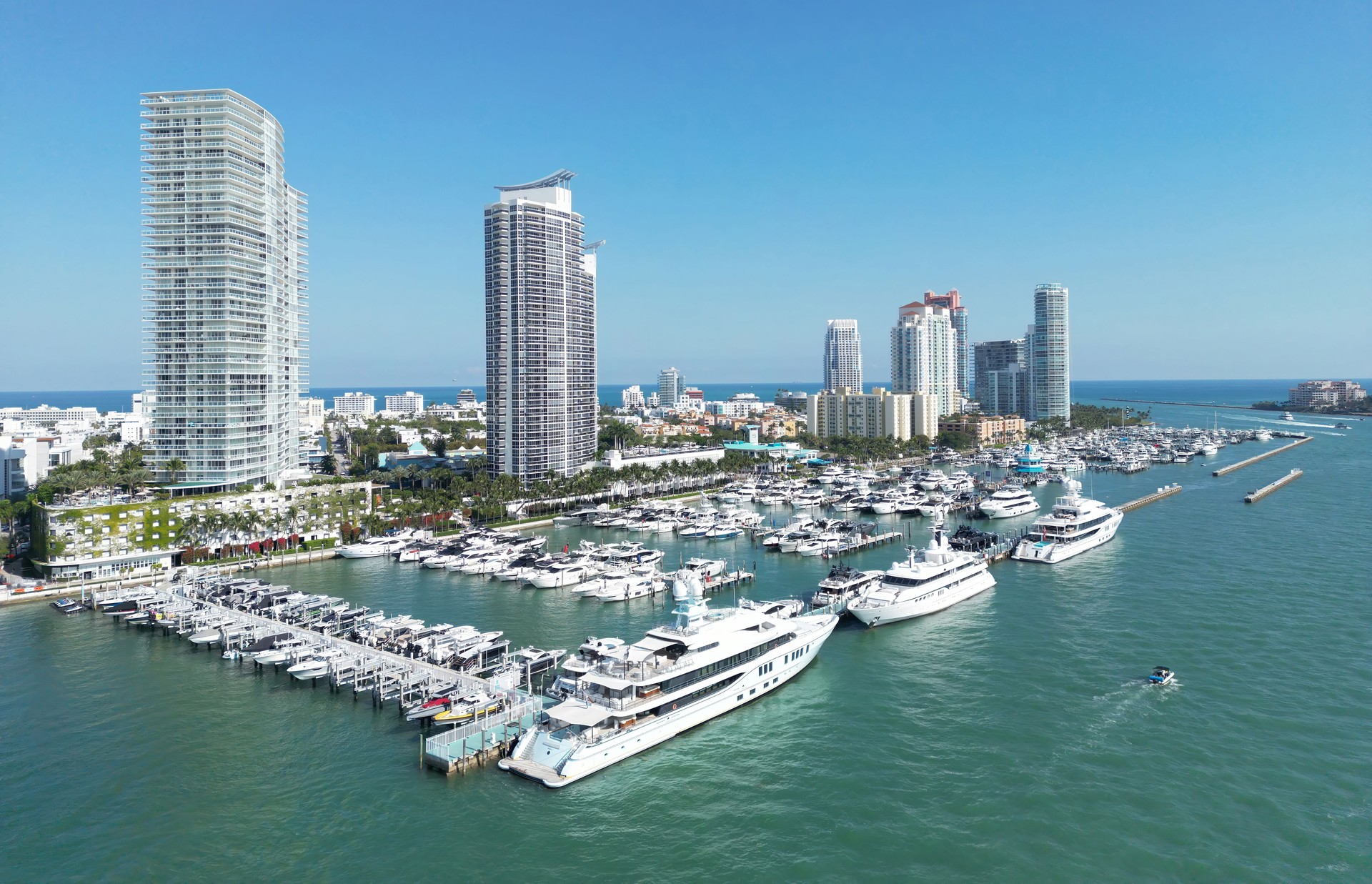 Miami Beach skylinMiami city panorama. Miami skyline and ocean. South Florida. 